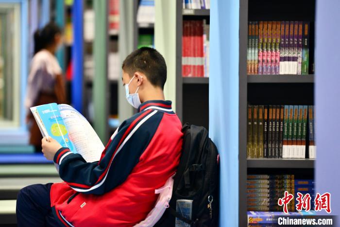 圖為市民在福州安泰新華書店閱讀?！埍?攝