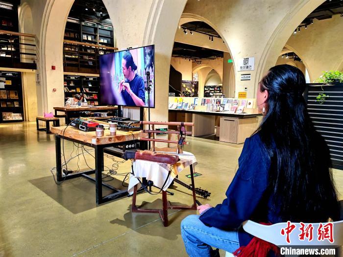 圖為一位音樂人在西寧幾何書店內辦講座。　邢雪娟 供圖