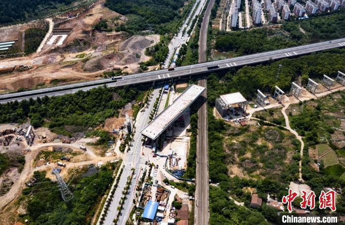 武漢繞城高速公路跨武九鐵路極不平衡轉(zhuǎn)體橋成功“華麗轉(zhuǎn)身” 余懿 攝 武漢繞城高速公路跨武九鐵路極不平衡轉(zhuǎn)體橋成功“華麗轉(zhuǎn)身” 余懿 攝