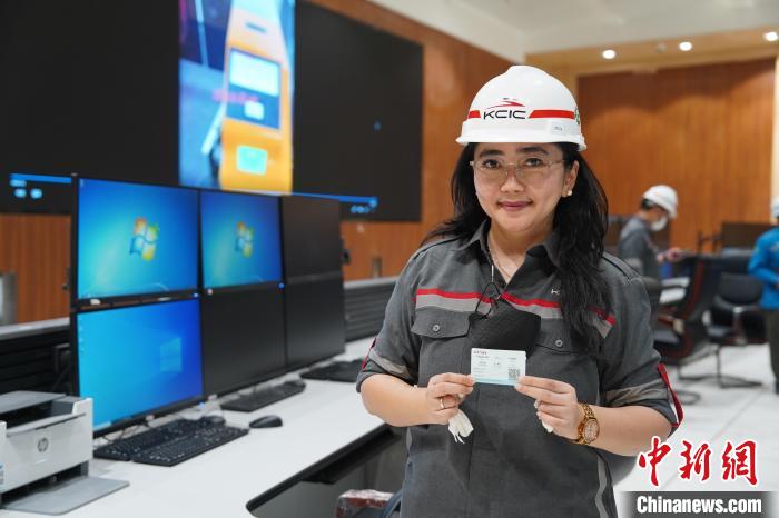 5月8日，客票系統(tǒng)負(fù)責(zé)人展示樣票。趙玅圓 攝