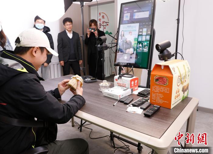 體驗(yàn)農(nóng)村電商?！畹?攝