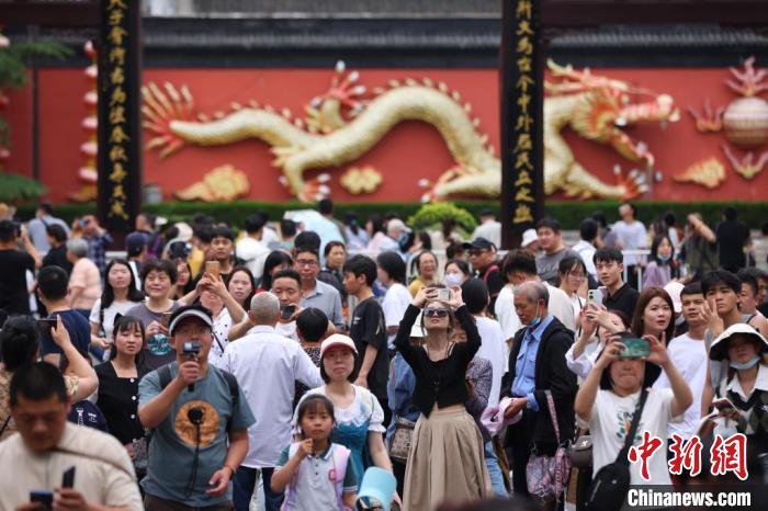 “五一”假期前三天人最多的十大景區(qū)出爐，南京夫子廟秦淮風(fēng)光帶、南京鐘山風(fēng)景區(qū)“擠”入全國前三名。泱波 攝