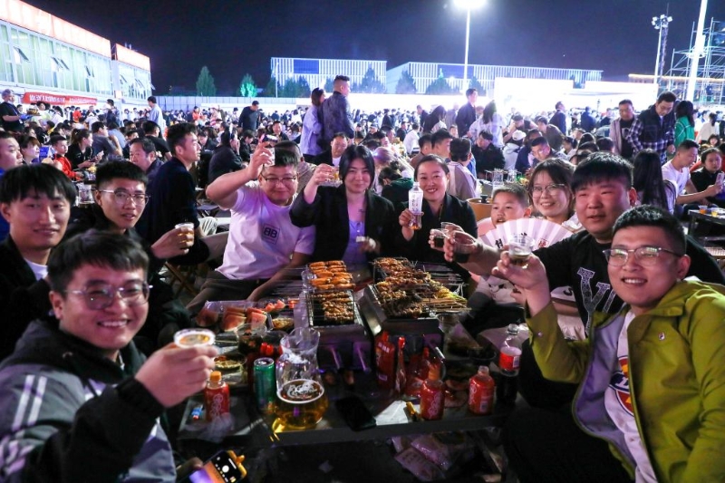 4月29日，游客在淄博市一家燒烤城吃燒烤。新華社發(fā) 朱偉 攝