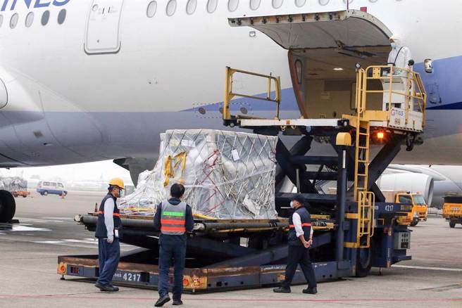 圖為臺積電、臺灣慈濟(jì)基金會和鴻海永齡基金會等民間團(tuán)體采購1500萬劑疫苗抵臺照。（圖源：臺灣“中時(shí)新聞網(wǎng)”）