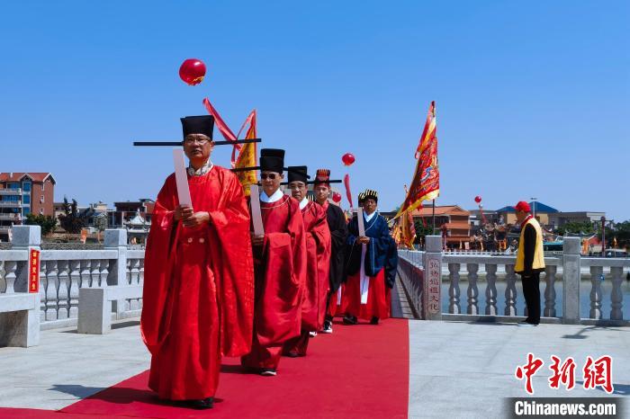 兩岸信眾身著傳統(tǒng)服飾為媽祖獻(xiàn)上一瓣心香?！O虹 攝