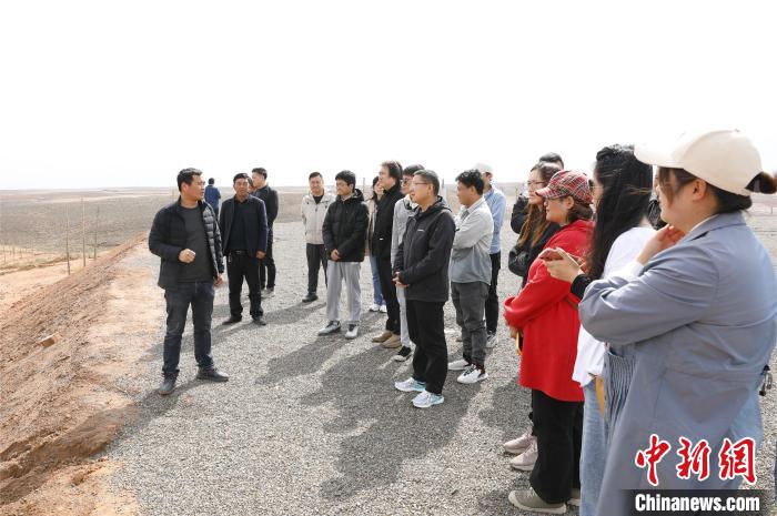 與村干部交流?！畹?攝