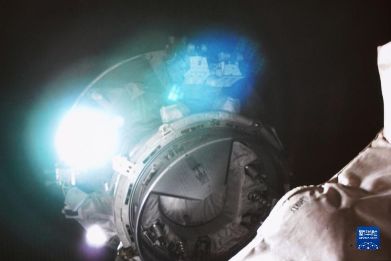 5月11日在北京航天飛行控制中心拍攝的天舟六號(hào)貨運(yùn)飛船向空間站組合體靠攏的畫面。新華社記者 郭中正 攝