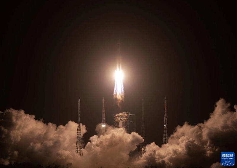 5月10日，搭載天舟六號(hào)貨運(yùn)飛船的長征七號(hào)遙七運(yùn)載火箭，在我國文昌航天發(fā)射場點(diǎn)火。新華社記者 金立旺 攝