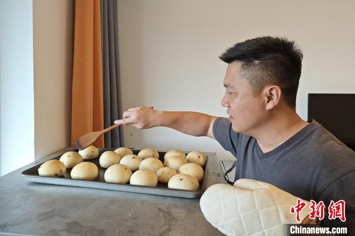 高睿旸最近迷上了制作老面丸面包?！枪跇?biāo) 攝