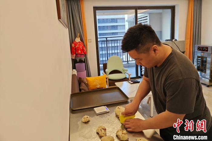 高睿旸最近迷上了制作老面丸面包?！枪跇?biāo) 攝