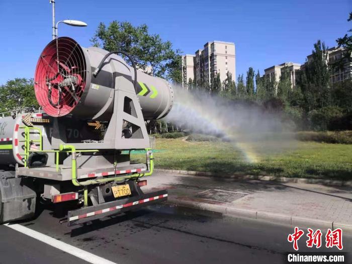 圖為北京開展的飛絮防治工作?！”本┦袌@林綠化局供圖