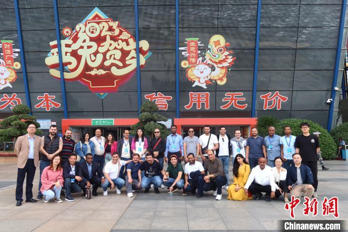 研修班學員走訪義烏國際商貿(mào)城?！《做?攝