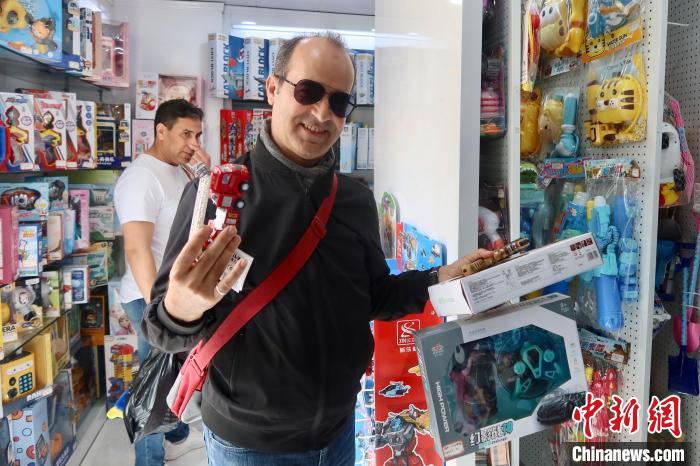 研修班學員在義烏購買玩具等小商品?！《做?攝