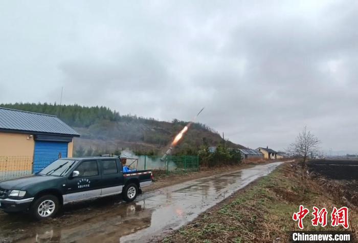 工作人員發(fā)射地面增雨火箭?！〖质∪斯び绊懱鞖廪k公室供圖