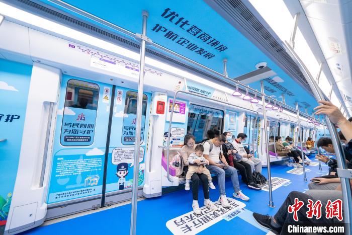 民眾乘坐廣西公安機(jī)關(guān)打擊和防范經(jīng)濟(jì)犯罪主題宣傳列車“經(jīng)偵號(hào)”?！V西公安廳供圖