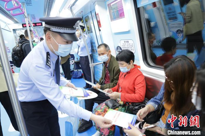 民警向乘客發(fā)放宣傳資料，講解防范經(jīng)濟(jì)犯罪的知識(shí)?！V西公安廳供圖