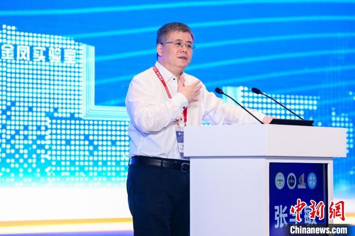 圖為中國科學院院士、國家生物醫(yī)學分析中心主任張學敏做主旨演講?！』顒又鬓k方供圖