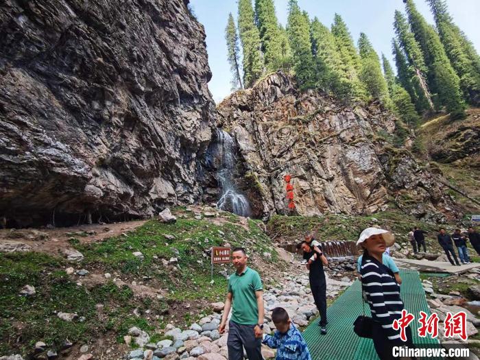 恰西景區(qū)內(nèi)古樹參天，綠水環(huán)繞?！￠Z文陸 攝