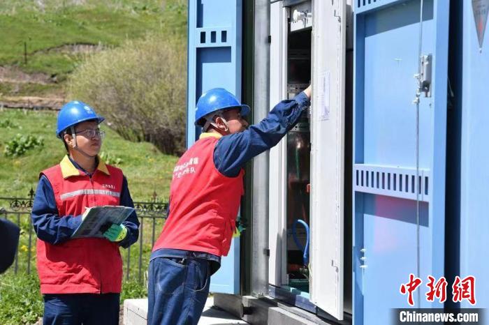國網(wǎng)鞏留縣供電公司工作人員檢查新建400千伏安箱式變壓器?！∈瘧哑?攝