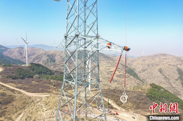 榆社-晉中1000千伏變電站500千伏線路工程現(xiàn)場(chǎng)?！?guó)網(wǎng)山西省電力公司供圖