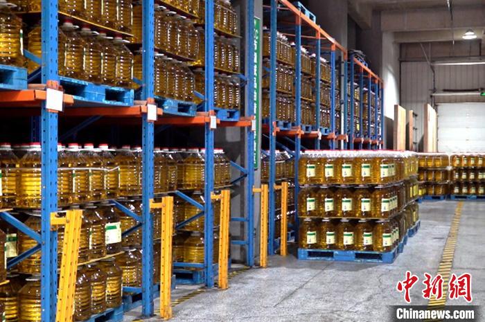 圖為西安愛菊糧油工業(yè)集團(tuán)油脂倉(cāng)儲(chǔ)車間?！∶疯O瀧 攝