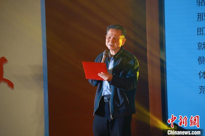 臺(tái)灣詩(shī)人白靈帶來(lái)了一首自創(chuàng)的詩(shī)歌《大戈壁》?！￠}南師范大學(xué)供圖