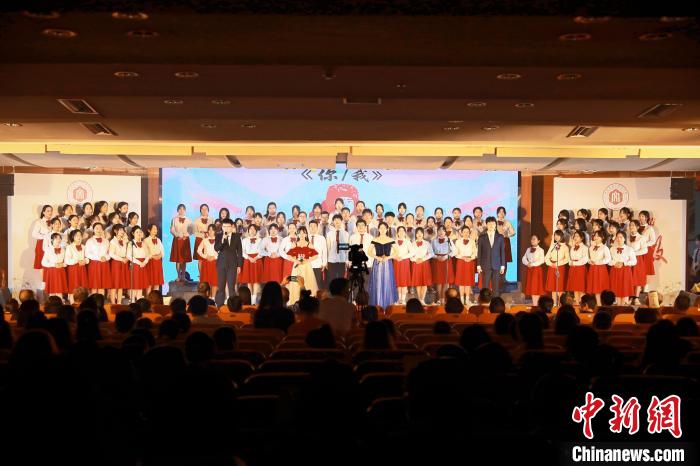 詩(shī)歌朗誦會(huì)現(xiàn)場(chǎng)?！￠}南師范大學(xué)供圖