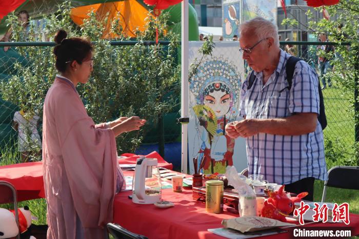 當(dāng)?shù)孛癖妳⒓又袊?guó)茶介紹和品茶活動(dòng)?！◆斻肟鬃訉W(xué)院供圖