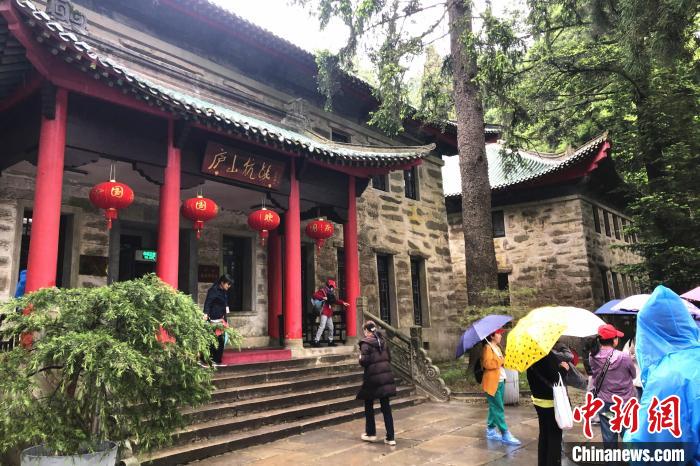 圖為在廬山抗戰(zhàn)博物館外，有不少等待參觀的游客?！蛆i泉 攝