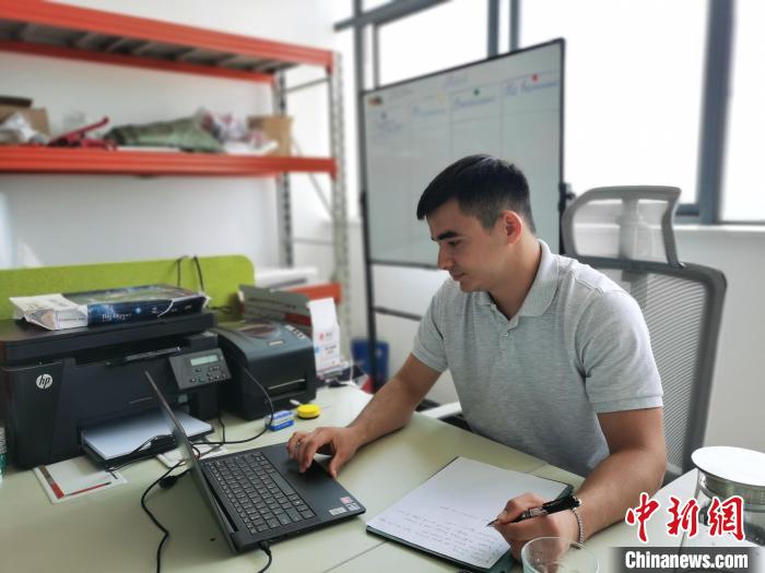 李浩宇正在辦公?！↑h田野 攝