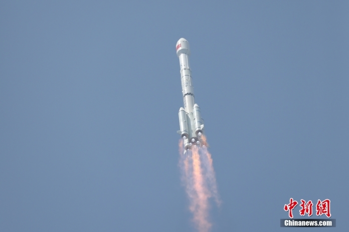 5月17日10時(shí)49分，我國(guó)在西昌衛(wèi)星發(fā)射中心用長(zhǎng)征三號(hào)乙運(yùn)載火箭，成功發(fā)射第五十六顆北斗導(dǎo)航衛(wèi)星。該衛(wèi)星屬地球靜止軌道衛(wèi)星，是我國(guó)北斗三號(hào)工程的首顆備份衛(wèi)星。入軌并完成在軌測(cè)試后，將接入北斗衛(wèi)星導(dǎo)航系統(tǒng)。此次發(fā)射是北斗三號(hào)工程高密度組網(wǎng)之后，時(shí)隔3年的首發(fā)任務(wù)。朱磊 攝