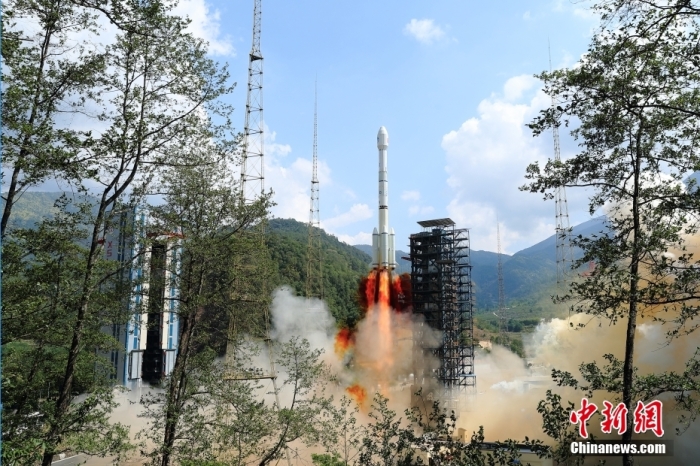 5月17日10時(shí)49分，我國(guó)在西昌衛(wèi)星發(fā)射中心用長(zhǎng)征三號(hào)乙運(yùn)載火箭，成功發(fā)射第五十六顆北斗導(dǎo)航衛(wèi)星。該衛(wèi)星屬地球靜止軌道衛(wèi)星，是我國(guó)北斗三號(hào)工程的首顆備份衛(wèi)星。入軌并完成在軌測(cè)試后，將接入北斗衛(wèi)星導(dǎo)航系統(tǒng)。此次發(fā)射是北斗三號(hào)工程高密度組網(wǎng)之后，時(shí)隔3年的首發(fā)任務(wù)。楊志遠(yuǎn) 攝