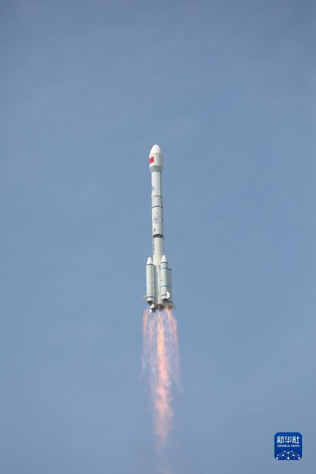 5月17日10時49分，我國在西昌衛(wèi)星發(fā)射中心用長征三號乙運載火箭，成功發(fā)射第56顆北斗導(dǎo)航衛(wèi)星。新華社發(fā)（朱磊 攝）