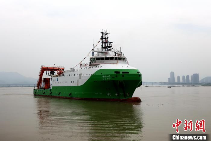 圖為“探索二號(hào)”科考船?！堑ぜt 攝