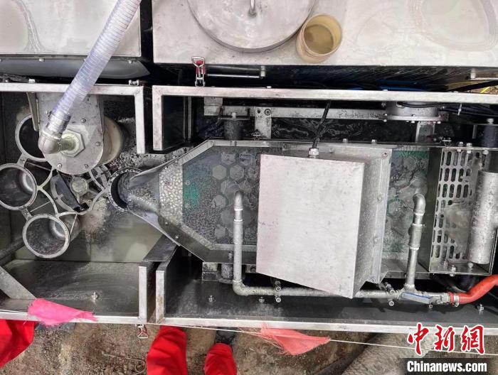 圖為定期對設(shè)備檢維護和調(diào)試，自動取樣大幅提升。　青海油田供圖