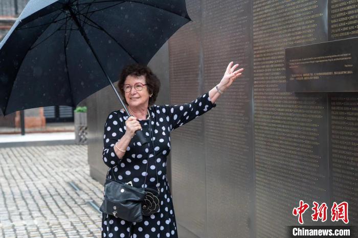 “上海寶貝”索尼婭？穆爾伯格在名單墻前 上海市虹口區(qū)供圖