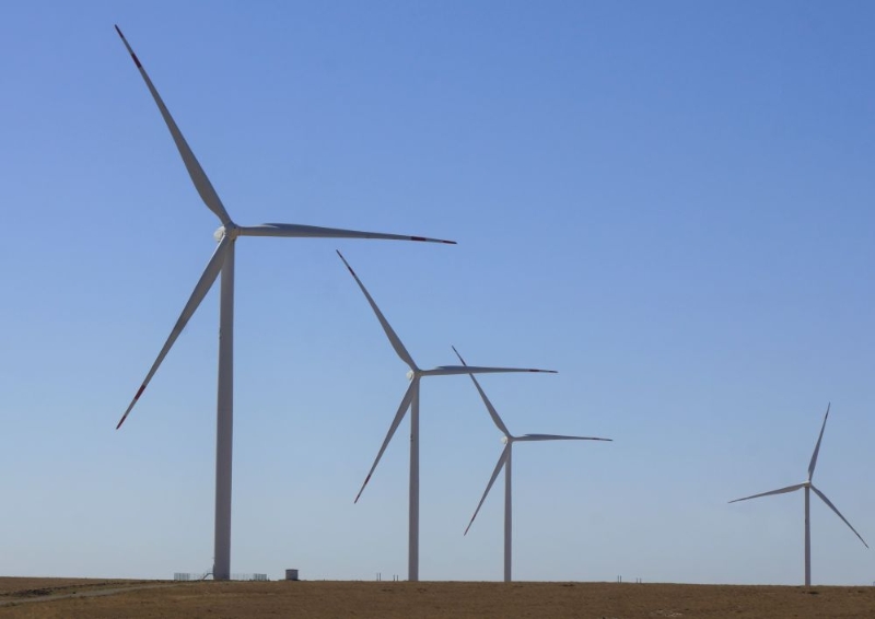 這是中哈合作的哈薩克斯坦札納塔斯100兆瓦風電項目。（圖源：新華網(wǎng)）
