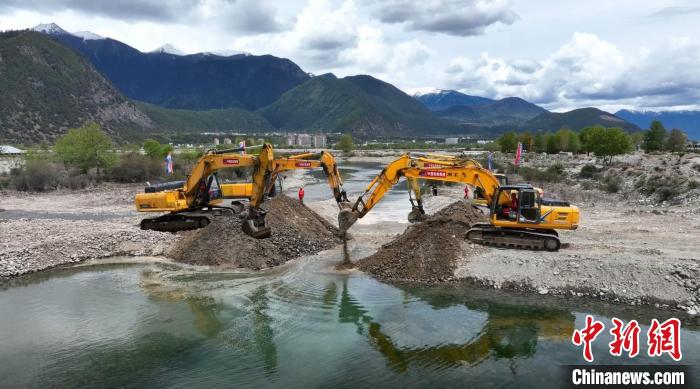 圖為演習中開挖泄洪槽。　文江 攝