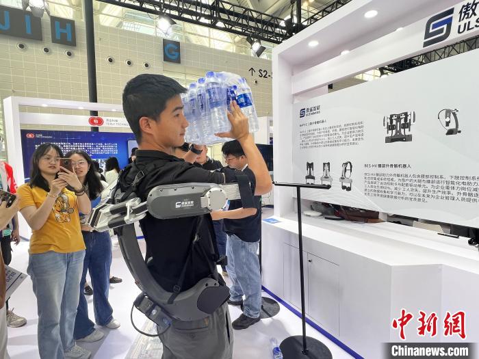 能舉重物、能做營(yíng)銷、能送外賣……各類特色機(jī)器人亮相第七屆世界智能大會(huì)