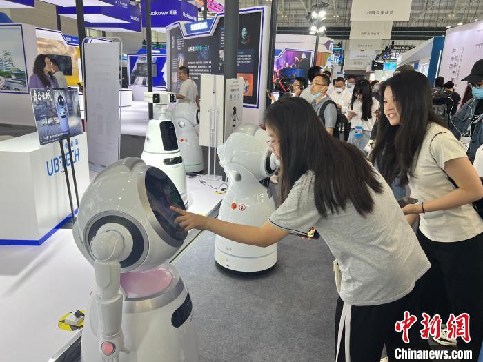 觀眾與參展企業(yè)的機(jī)器人互動(dòng)?！⊥蹙?攝