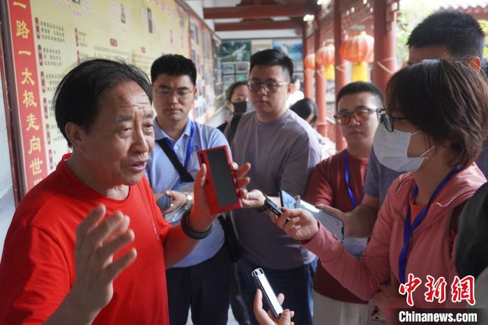 朱天才介紹太極拳文化交流的故事?！№n章云 攝