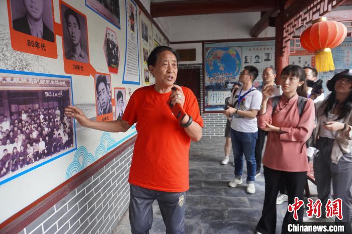 朱天才向兩岸媒體介紹太極拳的發(fā)展歷程?！№n章云 攝