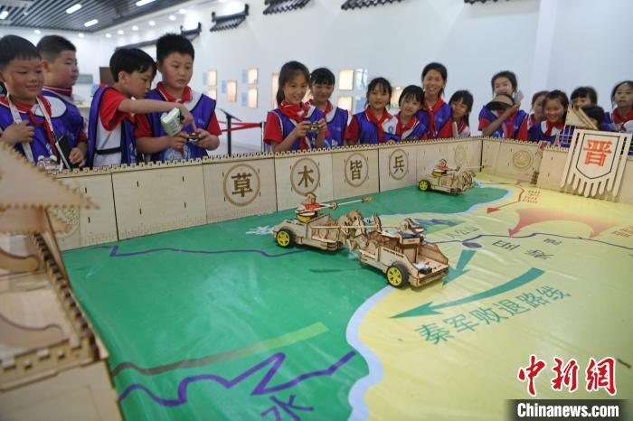 5月20日，淮南市鳳臺縣第四實驗小學學生走進淮南市水滴空間勞動教育科創(chuàng)基地，通過互動游戲學習歷史。　陳彬 攝