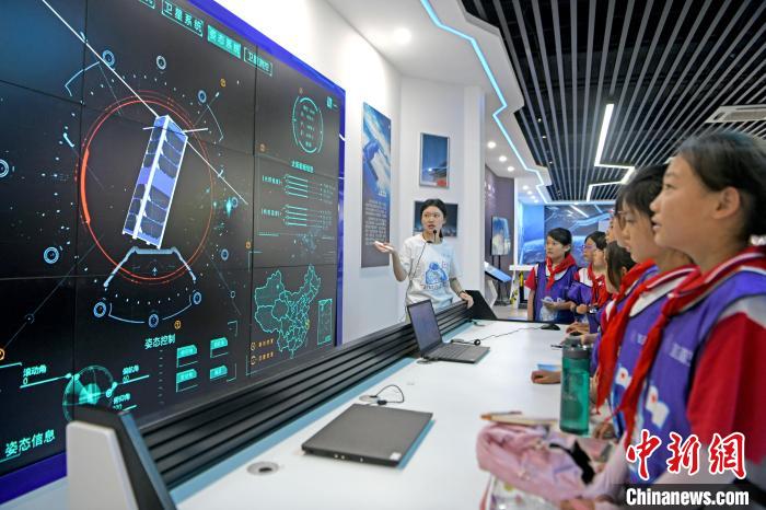 學生們走進淮南市水滴空間勞動教育科創(chuàng)基地，學習航天知識。　陳彬 攝