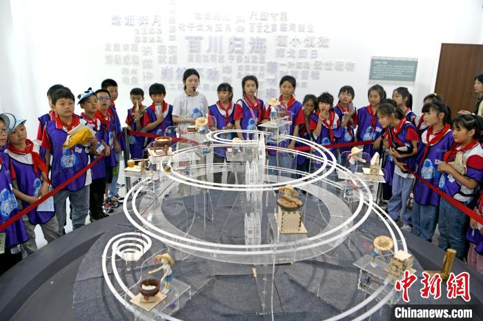 學生們走進淮南市水滴空間勞動教育科創(chuàng)基地非遺館，通過模型了解淮南傳統(tǒng)豆腐制作技藝?！￡惐?攝