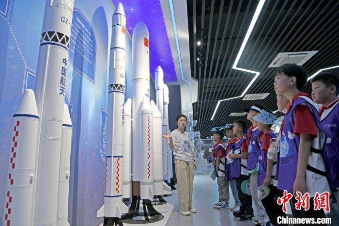 學生們走進淮南市水滴空間勞動教育科創(chuàng)基地，學習航天知識?！￡惐?攝