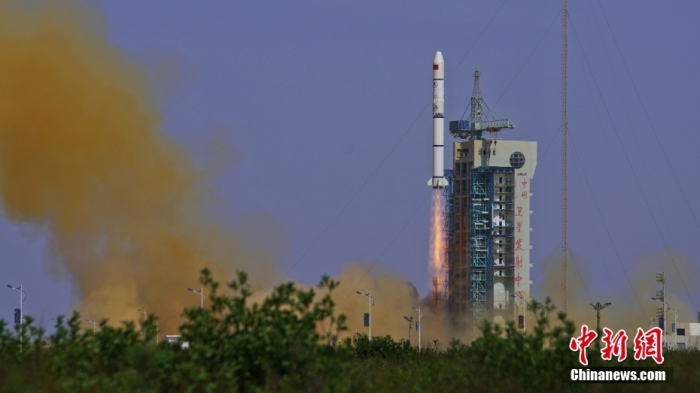 5月21日16時00分，我國在酒泉衛(wèi)星發(fā)射中心采用長征二號丙運(yùn)載火箭，成功發(fā)射首顆內(nèi)地與澳門合作研制的空間科學(xué)衛(wèi)星“澳門科學(xué)一號”。該衛(wèi)星作為國際首顆低緯度地磁場與空間環(huán)境的科學(xué)探測衛(wèi)星，國內(nèi)地球磁場探測精度最高的衛(wèi)星，將顯著提高我國空間磁測技術(shù)水平。 
此次任務(wù)是長征系列運(yùn)載火箭第474次發(fā)射。王衡 攝