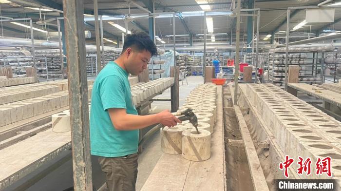 倒?jié){厚度影響瓷器燒制出來(lái)的形狀樣式，注漿需手工操作，按照品種的重量控制好產(chǎn)品的薄厚度?！铎o 攝