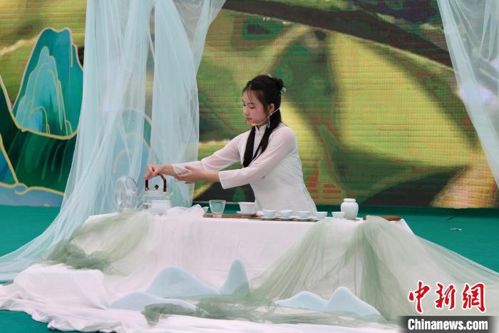 圖為首屆“茶圣杯”廬山云霧茶技能大賽現(xiàn)場，選手自創(chuàng)場景展示茶藝?！⑷粞?攝