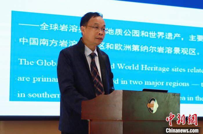 圖為中國地質(zhì)調(diào)查局巖溶地質(zhì)研究所副總工程師、研究員陳偉海在培訓(xùn)班上授課?！∥渎^(qū)委宣傳部供圖